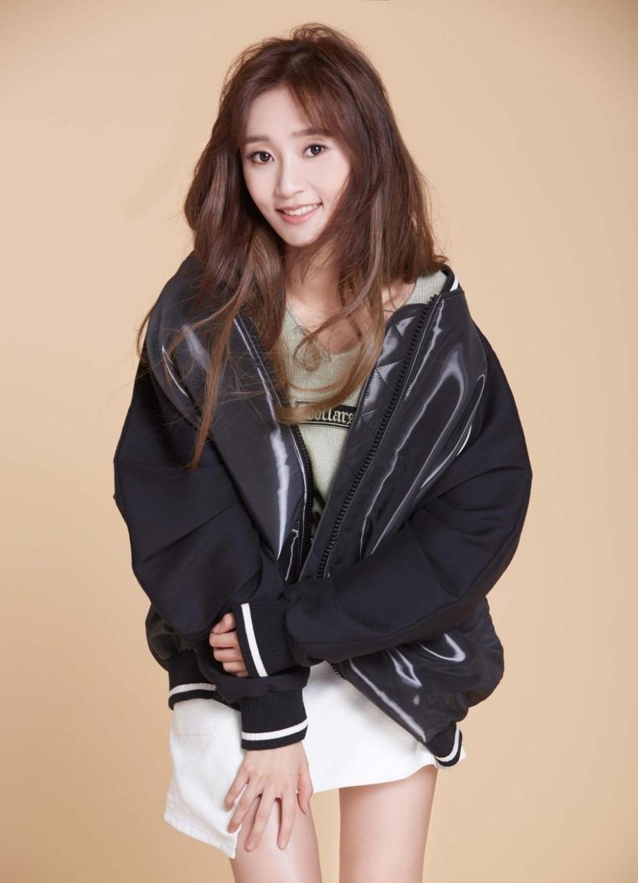 魏小也新戏杀青暖冬休闲写真超养眼