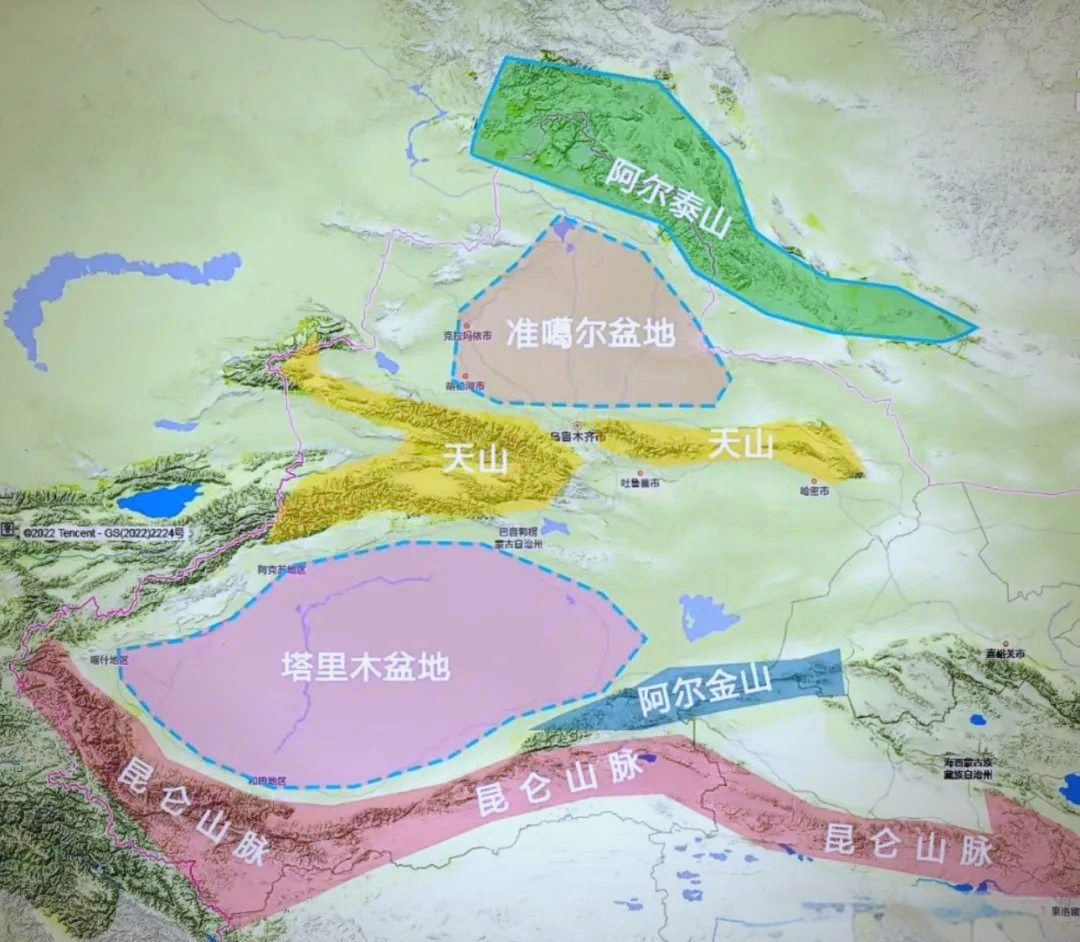 眺望乌鲁木齐西南方,天山山脉自此向东渐次分叉,北麓与南麓相间而立