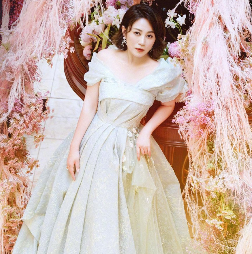 马丽晒照庆41岁生日,穿蓝色露肩礼服风韵十足尽显成熟魅力