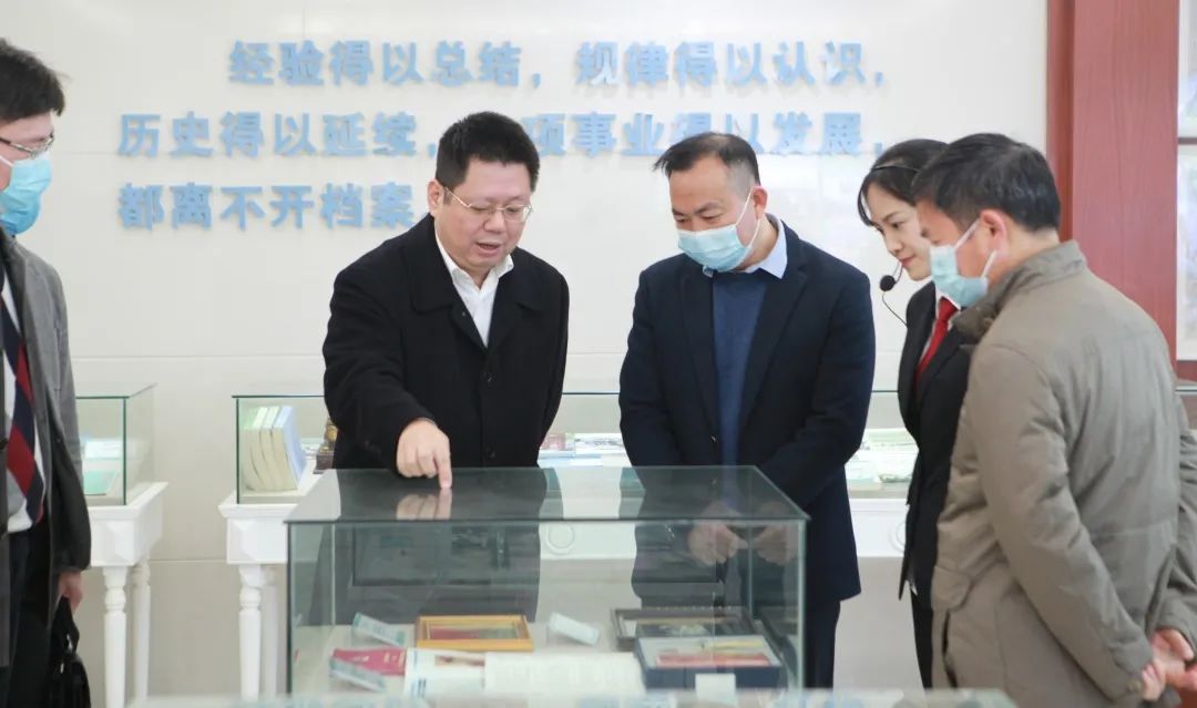 南宁市国家档案馆馆长张清亮带队到我院考评档案工作