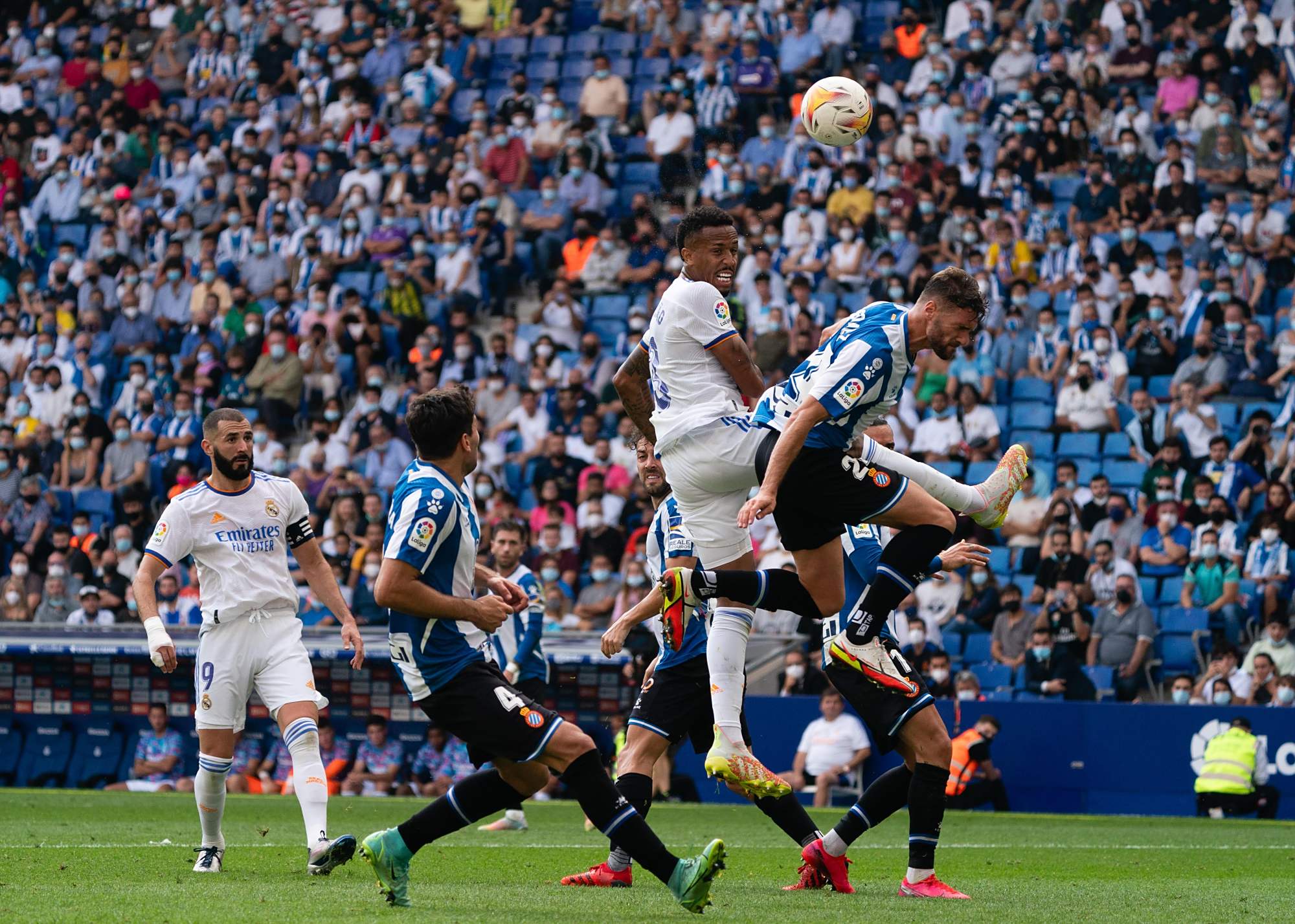 (体育)足球——西甲:西班牙人胜皇马