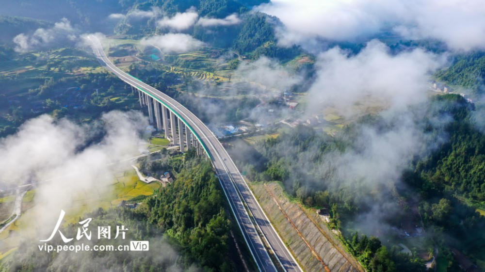 贵州石玉高速公路建成通车