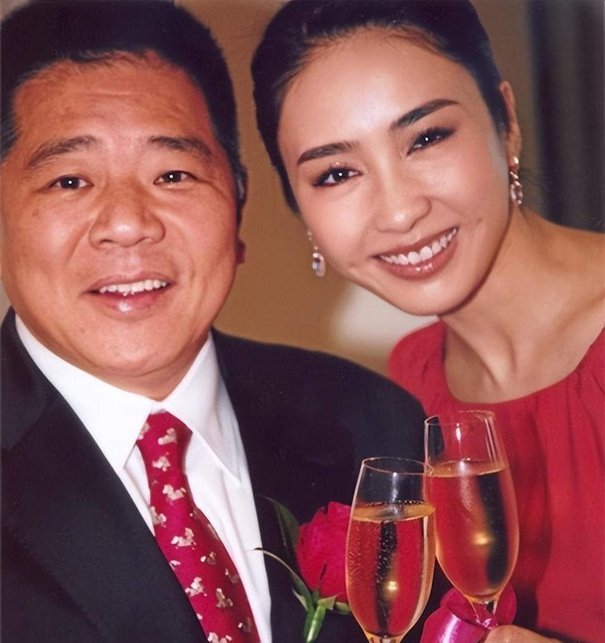 嫁对老公,徐子淇黎姿李嘉欣出席慈善晚宴照片站位,谁敢惹!