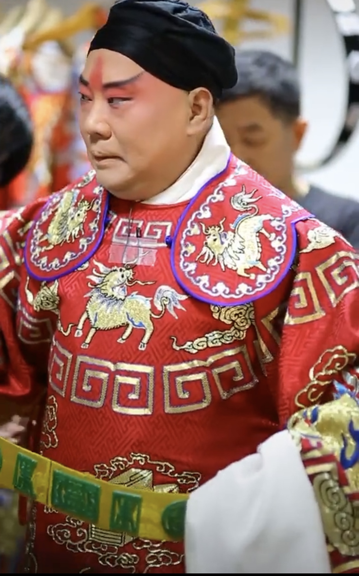 郭德纲终于穿上蟒!戏服被撑满显圆润,六位数镶钻蟒袍不舍得穿?