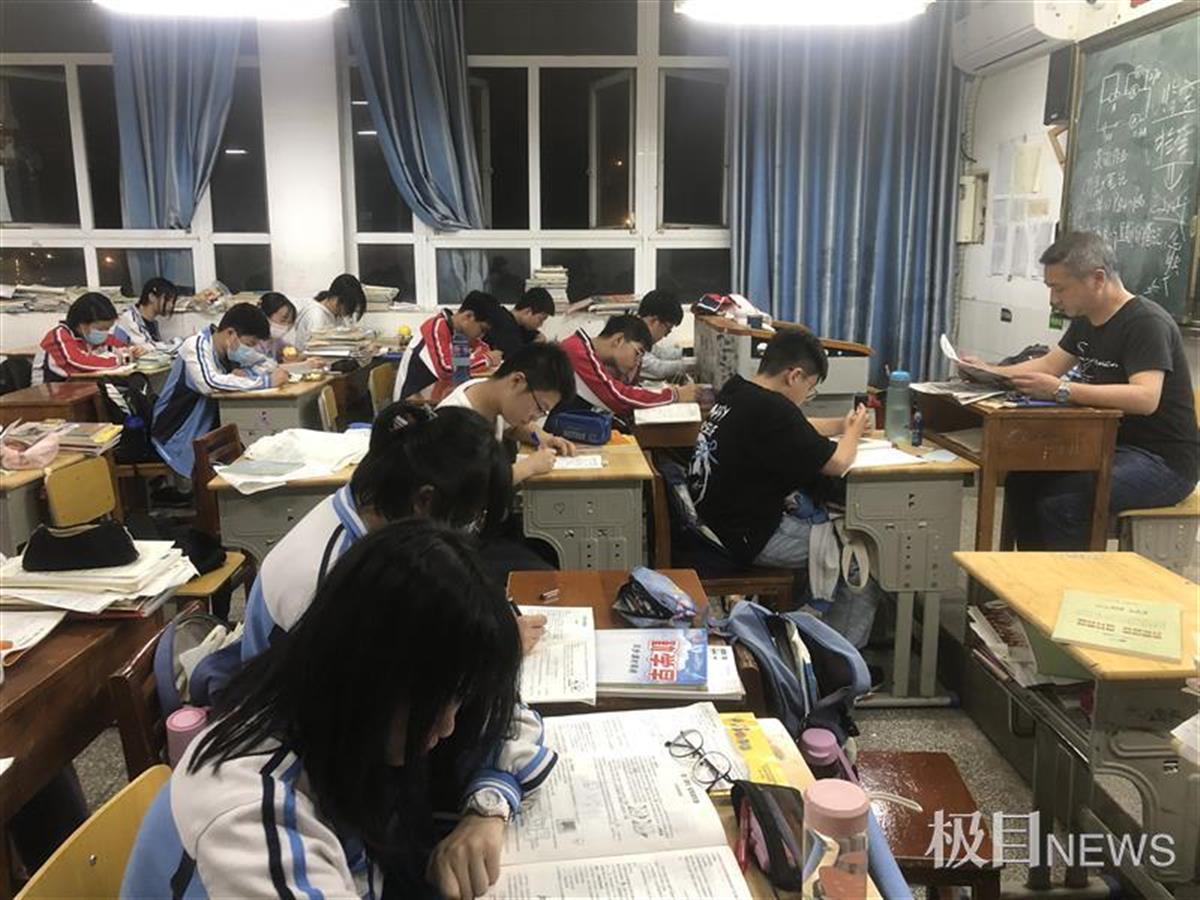 初三学子备考状态不佳,班主任陪学生教室冲刺学习