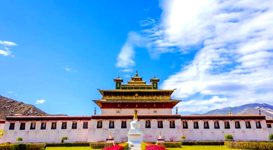 这座寺庙坐落于山南扎囊县的雅鲁藏布江畔,不仅是西