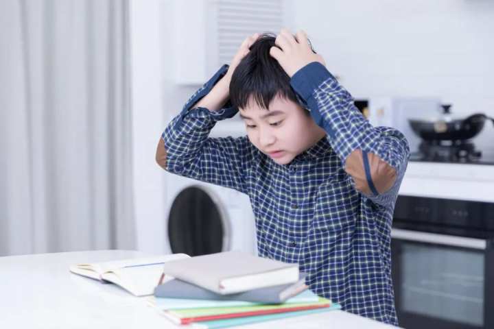 岳云鹏辅导女儿作业又崩溃了!陪写作业真是一道"送命题"