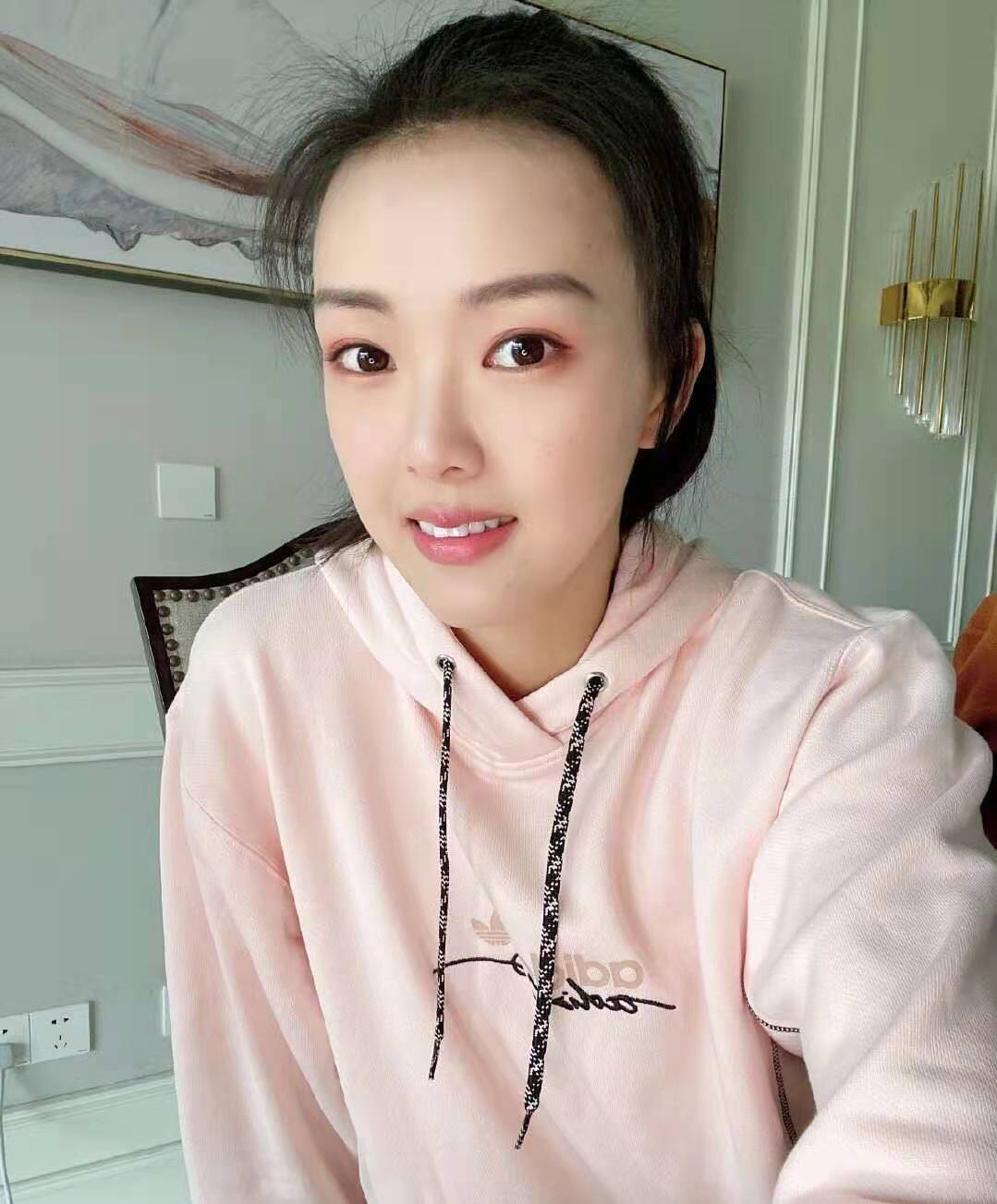 张常宁生活照,化上妆美艳动人,身材圆润,全身都是名贵首饰!