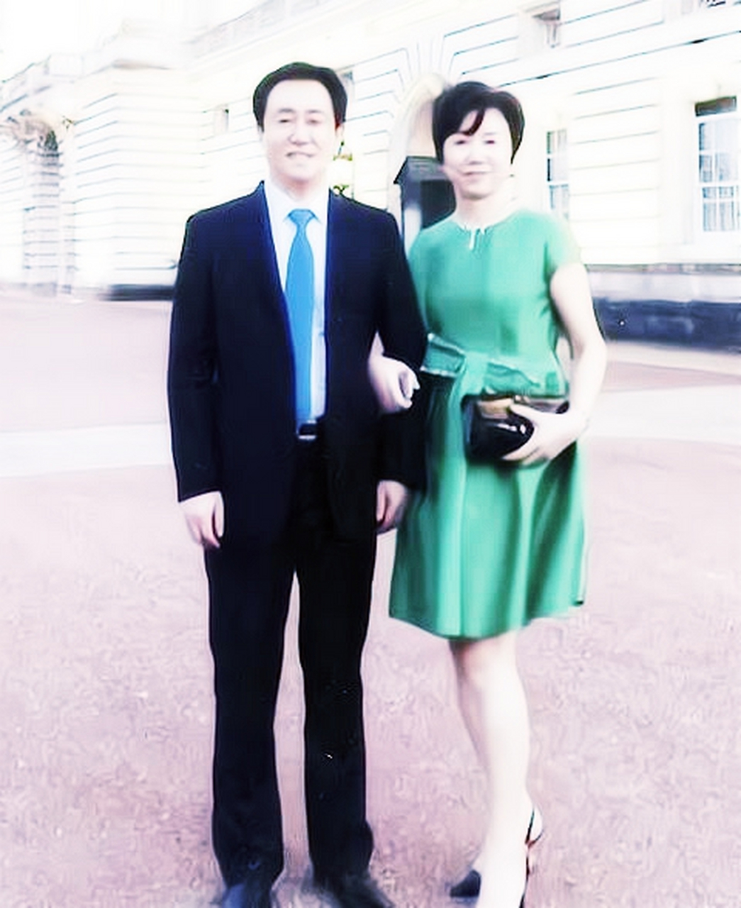 1982年,两人第一次见面,丁玉梅就对许家印说:"我想借你5块钱,你去买件