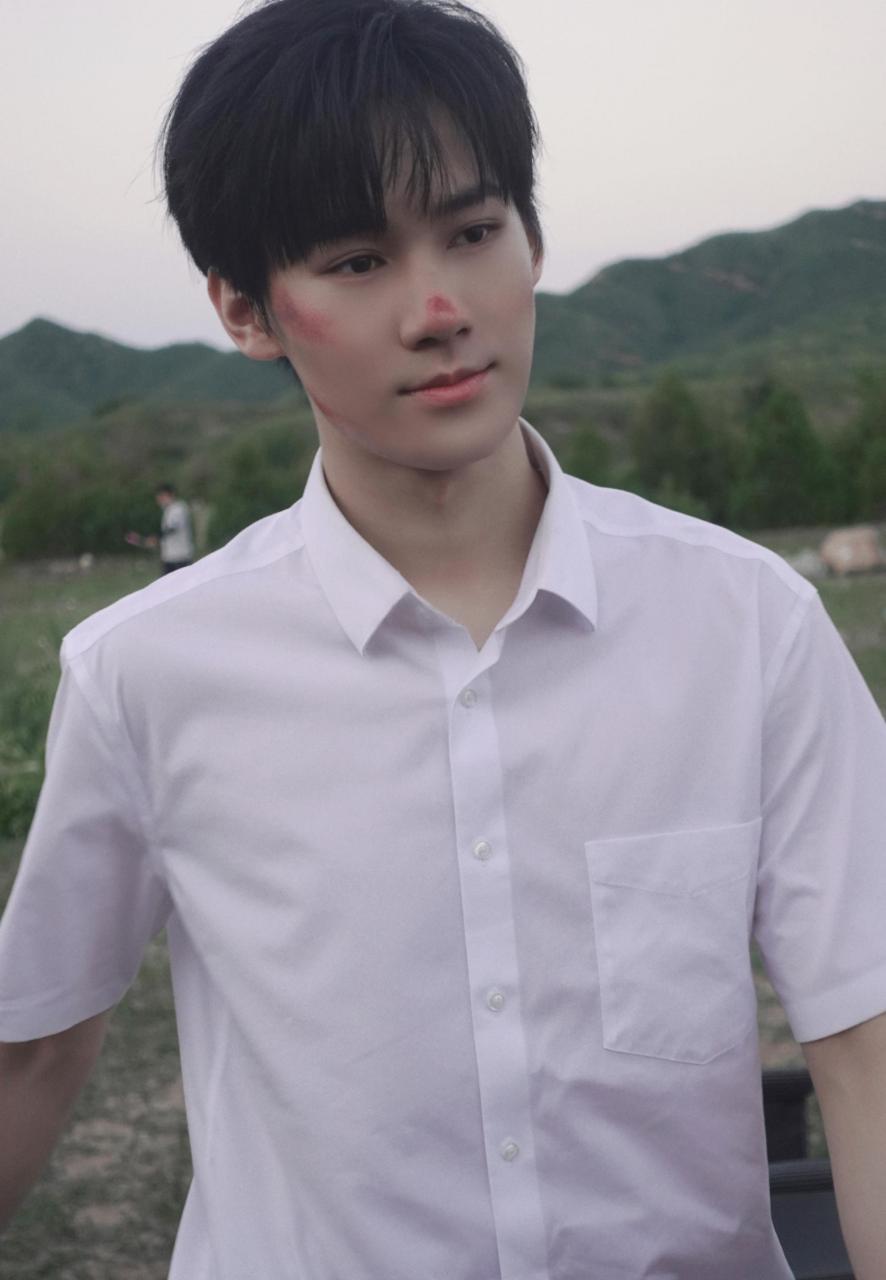 张真源分享拍摄花絮 夏天的白天,白衬衫 伤痕妆好!