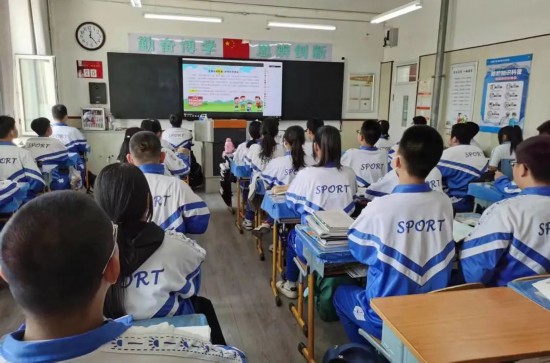 长春汽开区法院法官走进区第十中学开展普法宣讲