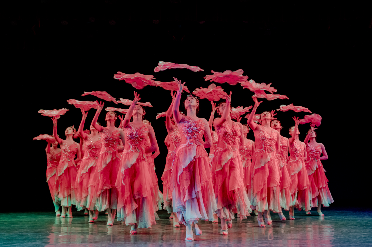 展现东北民间舞手绢技巧《花季》入选优秀舞蹈