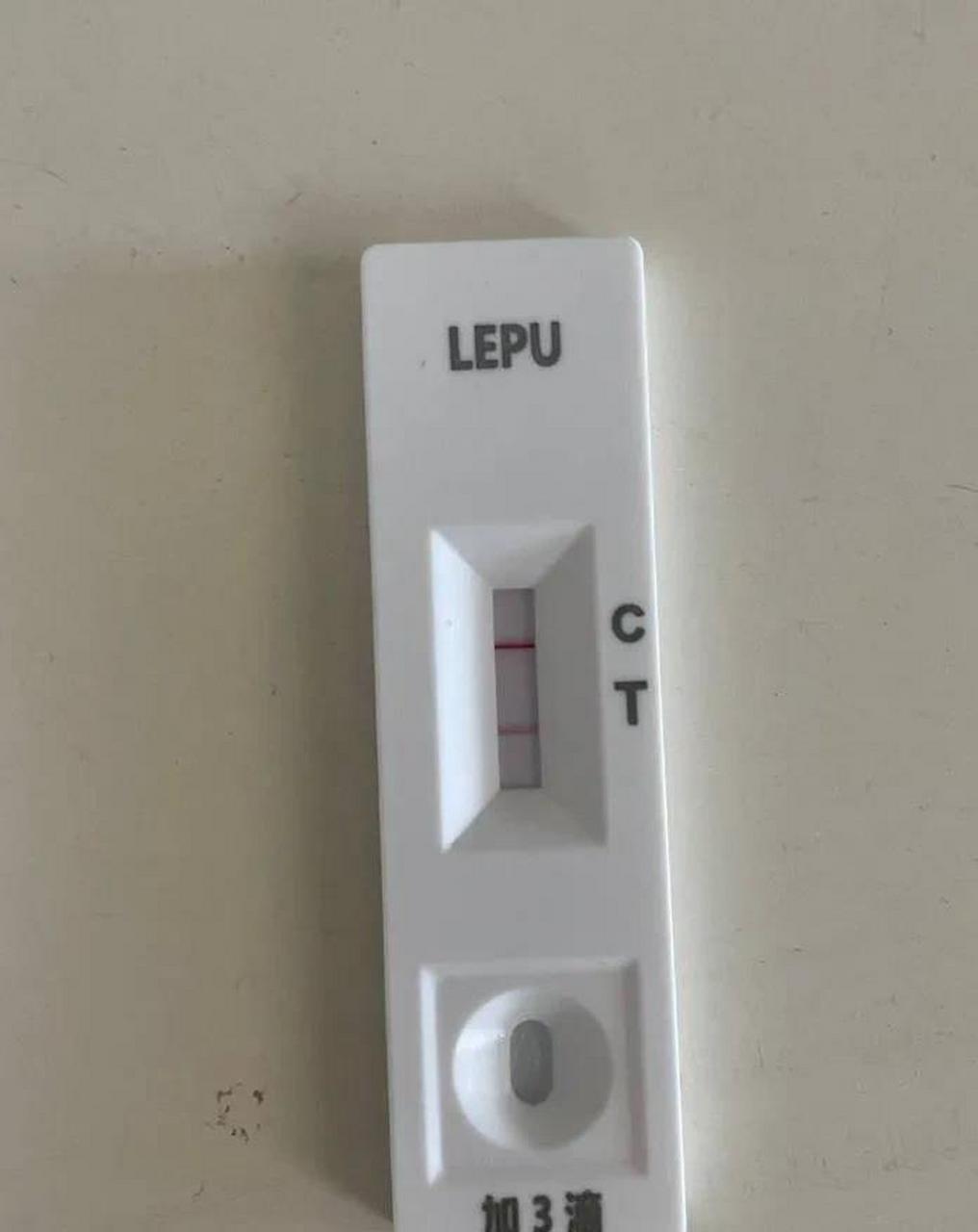 晚上公司通知了,内部已经有不少人二次新冠感染,上班需要戴口罩,有