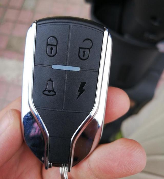 怎么给电动车钥匙换电池?