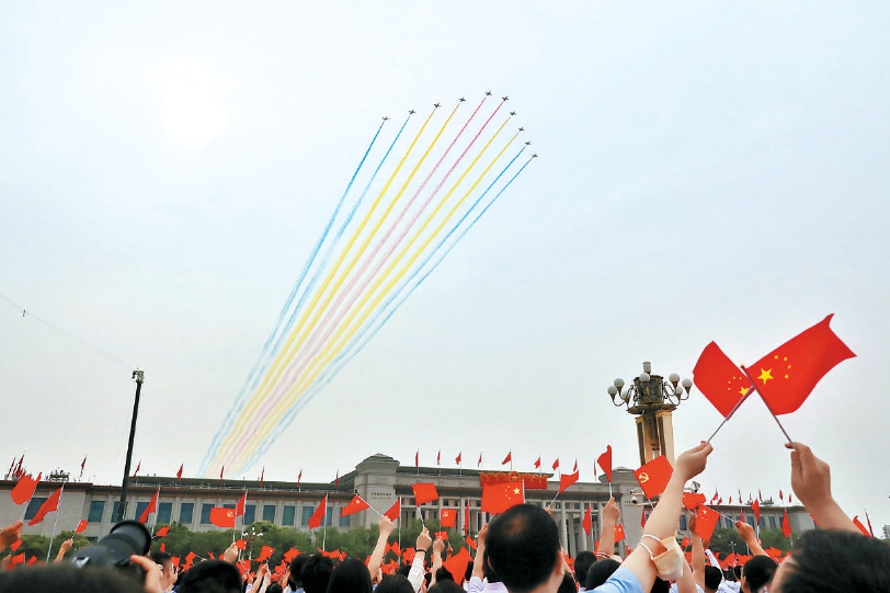 10架教-8飞机拉出红,黄,蓝三色彩烟压轴出场. 本报记者 白继开摄