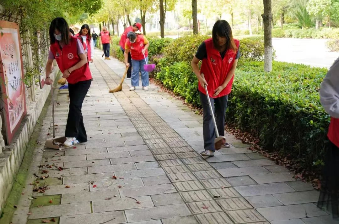 社会实践扫马路的图片图片