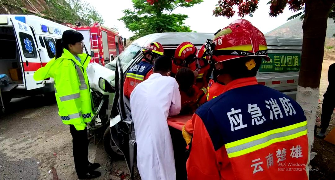 楚雄元双公路发生交通事故,1人被困