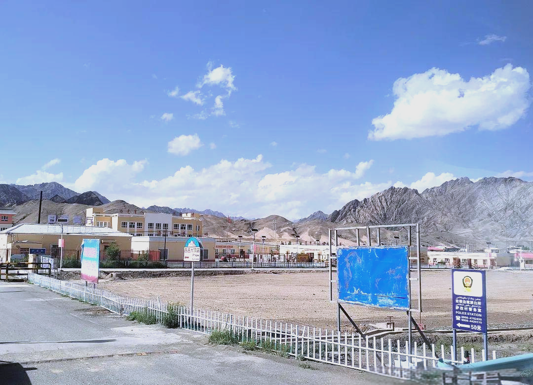 中国最西端的斯姆哈纳村:探秘帕米尔高原的独特风光与地标