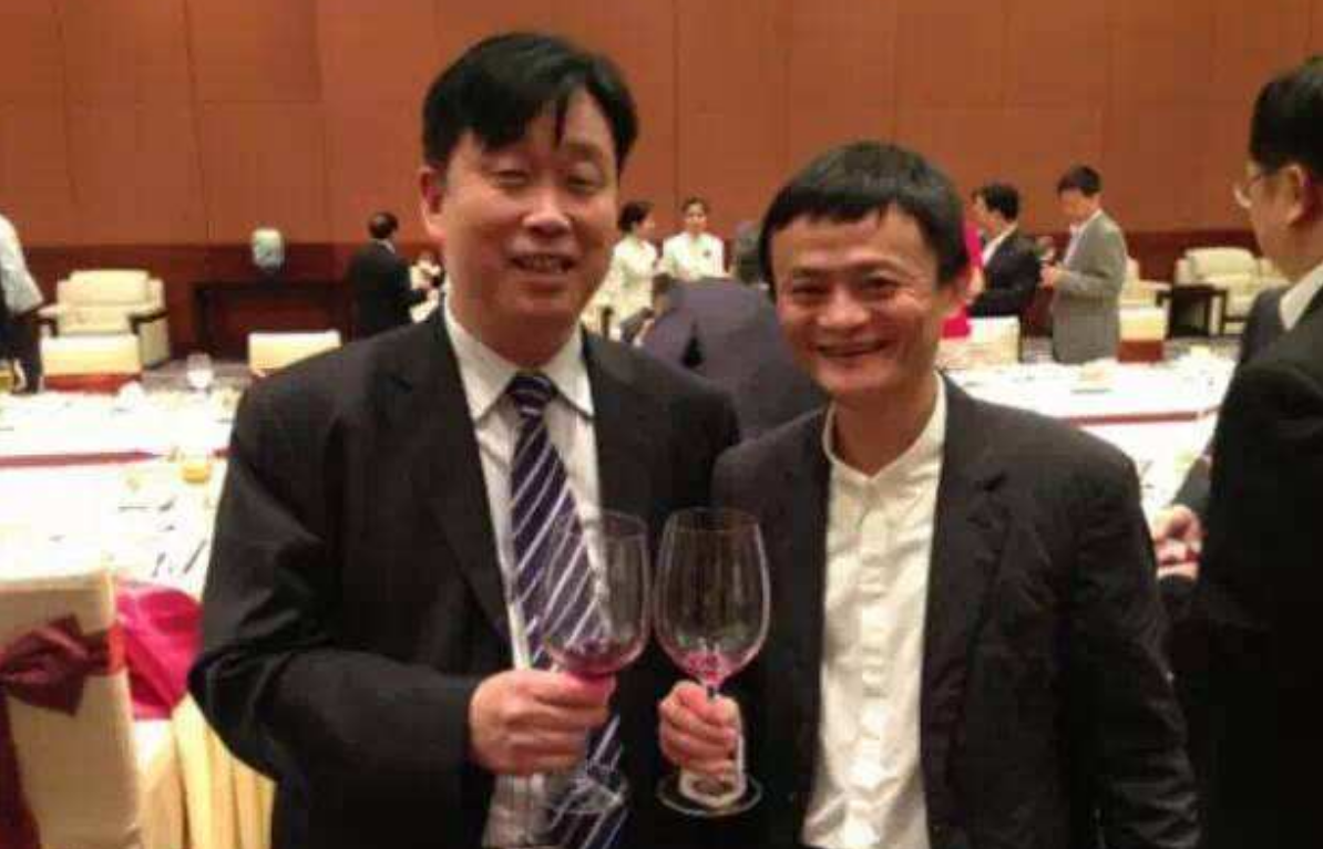 柳州首富廖荣纳:携百亿巨款潜逃,被遣返回国后,一家3口均入狱