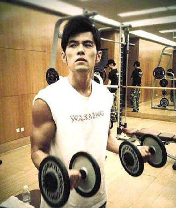 42岁周杰伦瘦身成功,颜值重回巅峰,网友:明星果然都是胖着玩