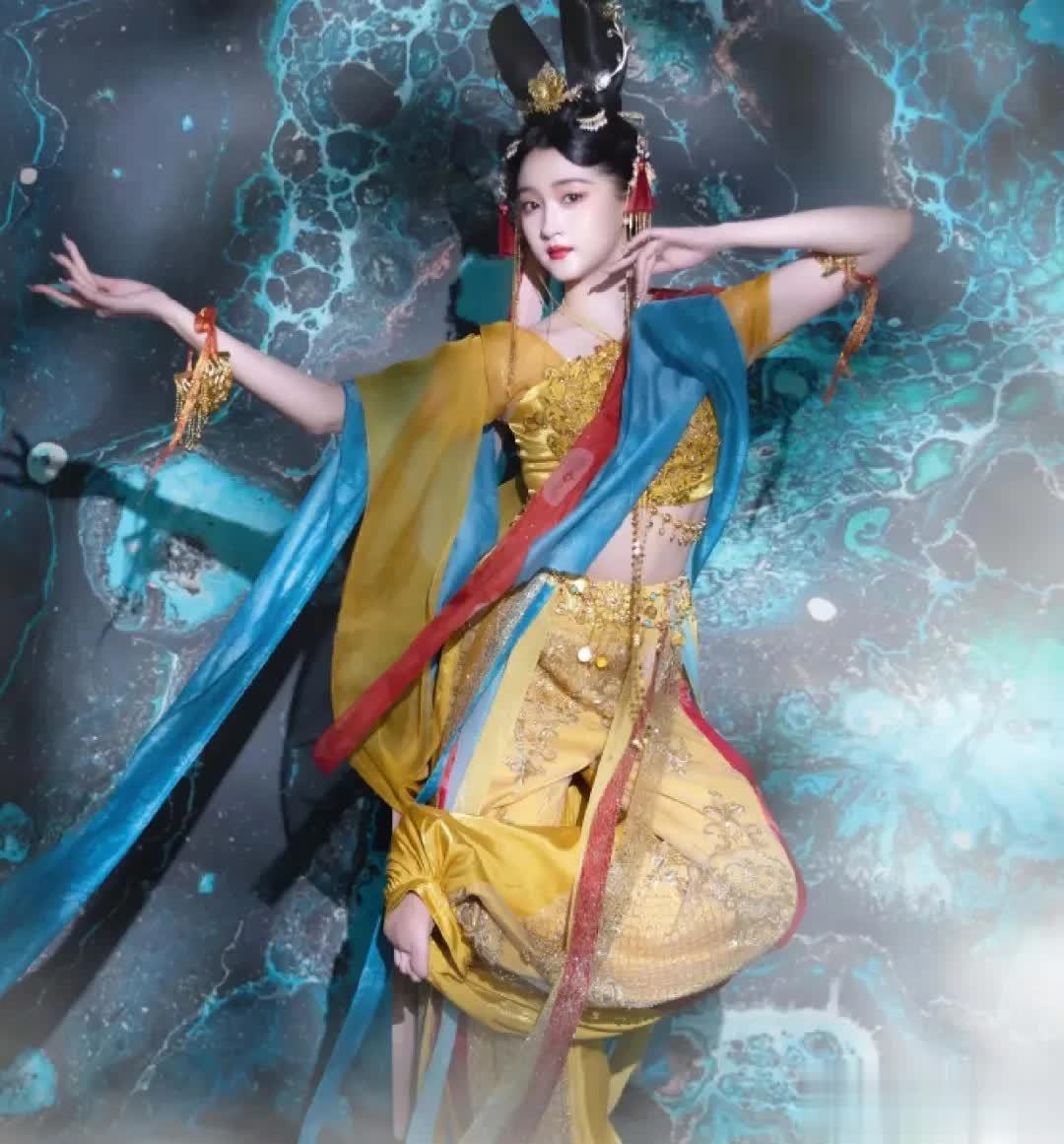 关晓彤疑似cos杨玉环破次元壁,脖子以下全是腿,小脚丫很抢镜