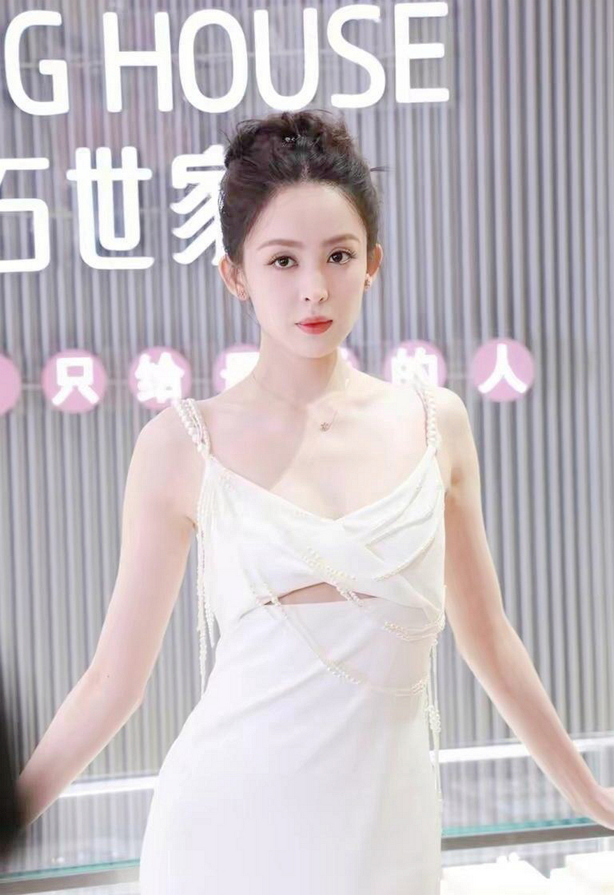 古力娜扎身穿白色吊带裙出席品牌活动气质优雅