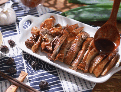 9,出锅稍降温,将鸭肉切成小块.摆盘,淋上汤汁就完成啦.