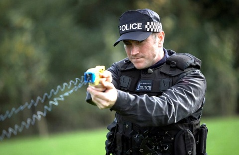 美国得州一男子裸奔追赶女司机 被警察开枪射死