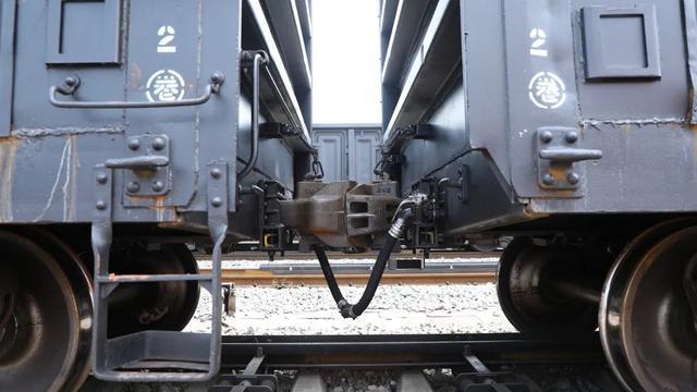 车钩全称 车钩缓冲装置,是连接列车中机车和车辆,车辆和车辆的装置.