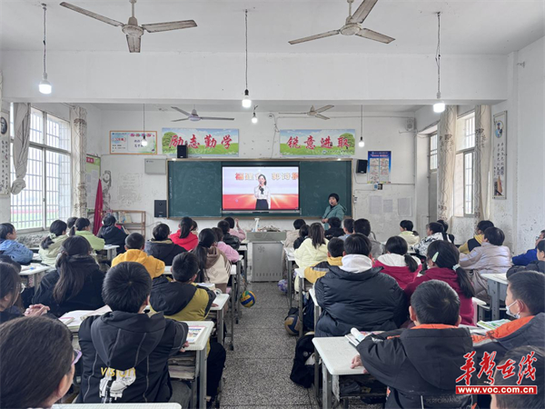 小渡口镇中学:宪法晨读 法入人心