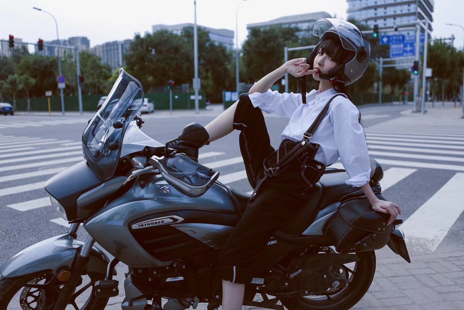 又美又撒!董含露机车写真