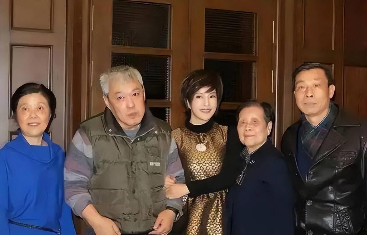 谢晋长女谢庆庆天生低智,仍尽孝心养老送终,刘晓庆发文悼念
