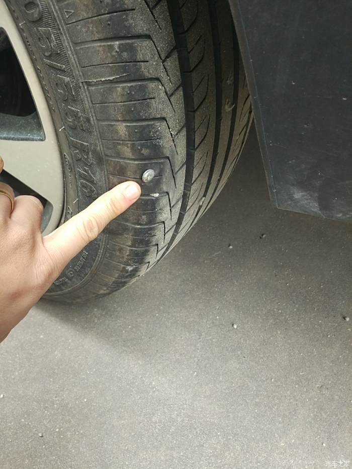 当轮胎遭遇钉子刺入时,尽管初期可能不立即漏气,但这一隐患不容忽视.