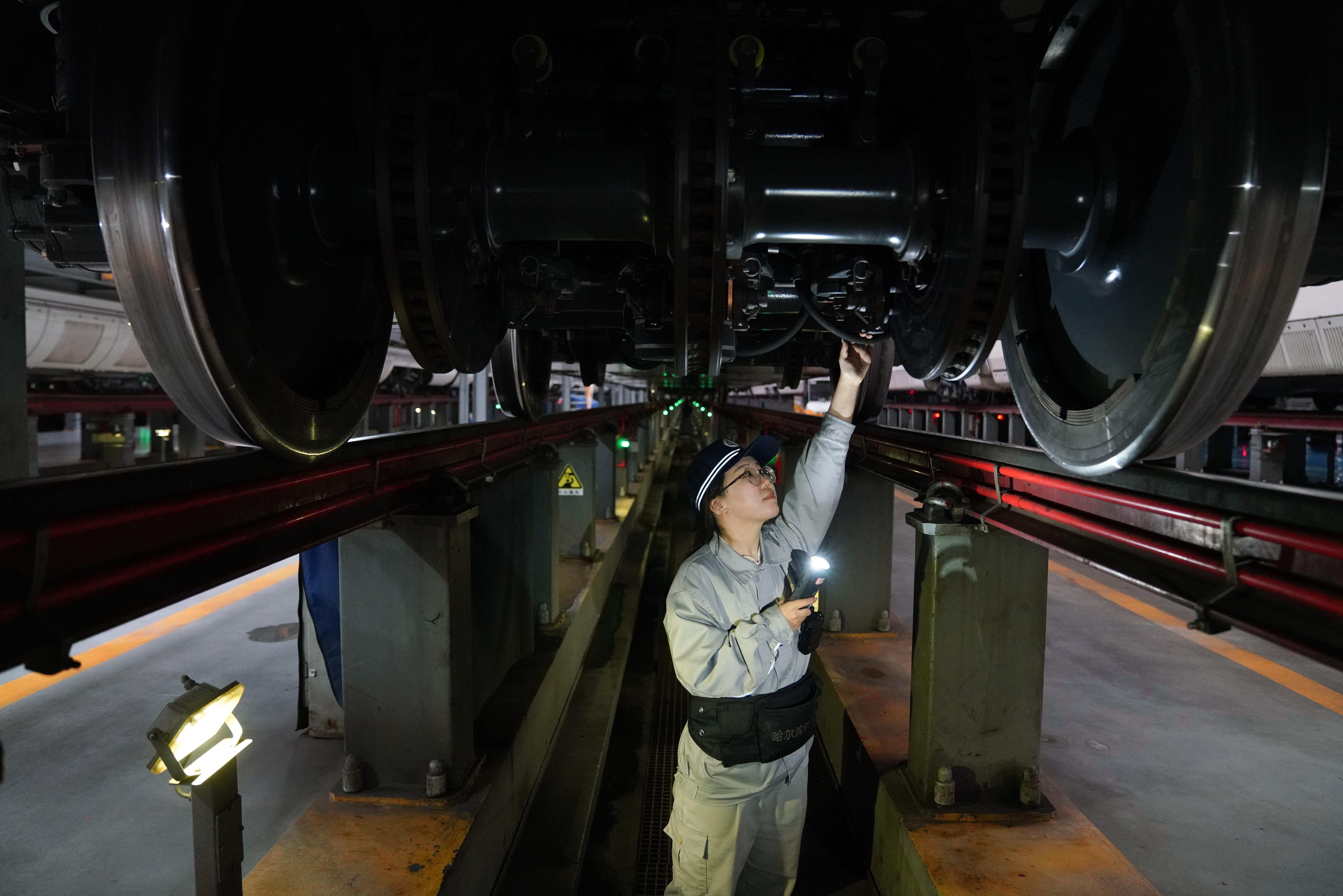 (图片故事)动车组"机械女团":驻守检修一线 绽放青春芳华