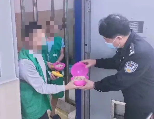 【春节我在岗】拘留所春节监守 最美警色