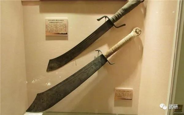 抗战大刀单挑日本军刀的真相,揭秘日本人为什么爱擦刀