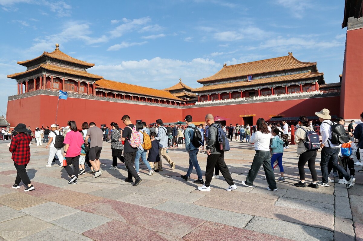 中秋国庆假期首日!北京故宫游人如织,开启人山人海模式