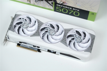 背板能当镜子！影驰RTX 5070星曜LUNA OC图赏
