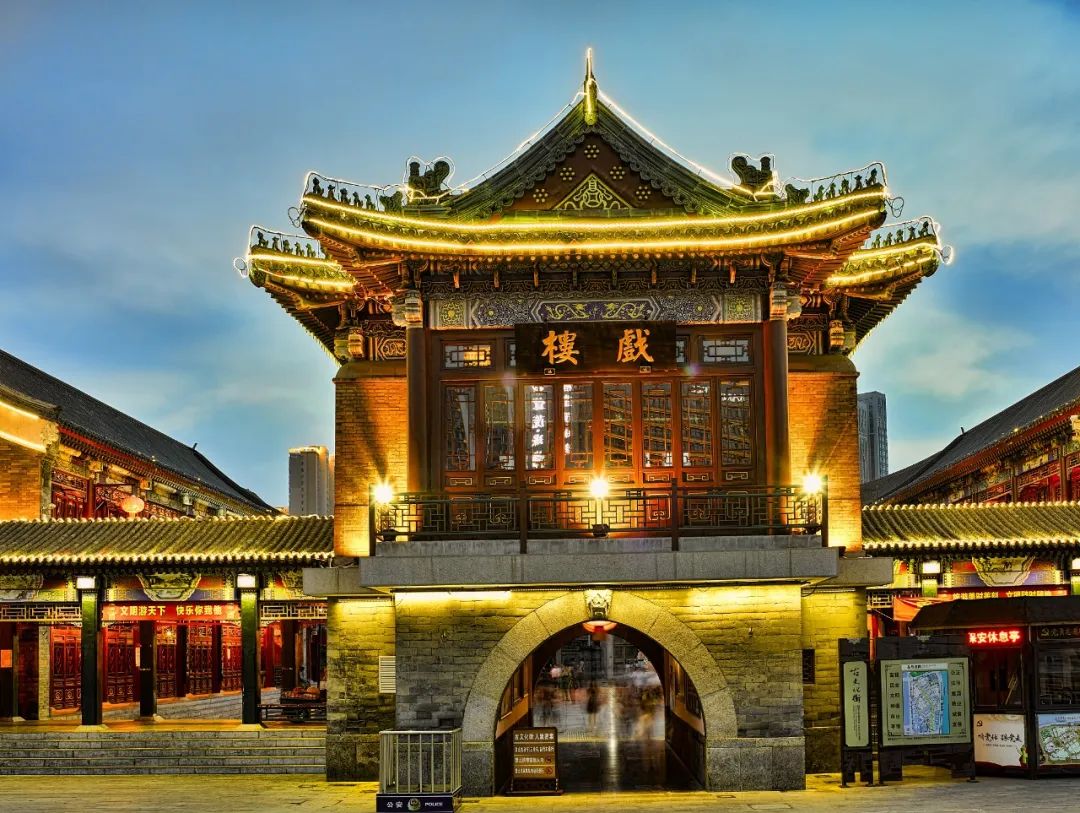 天津古文化街上的戏楼尤其是相声和京剧,是天津曲艺的重要代表清末民