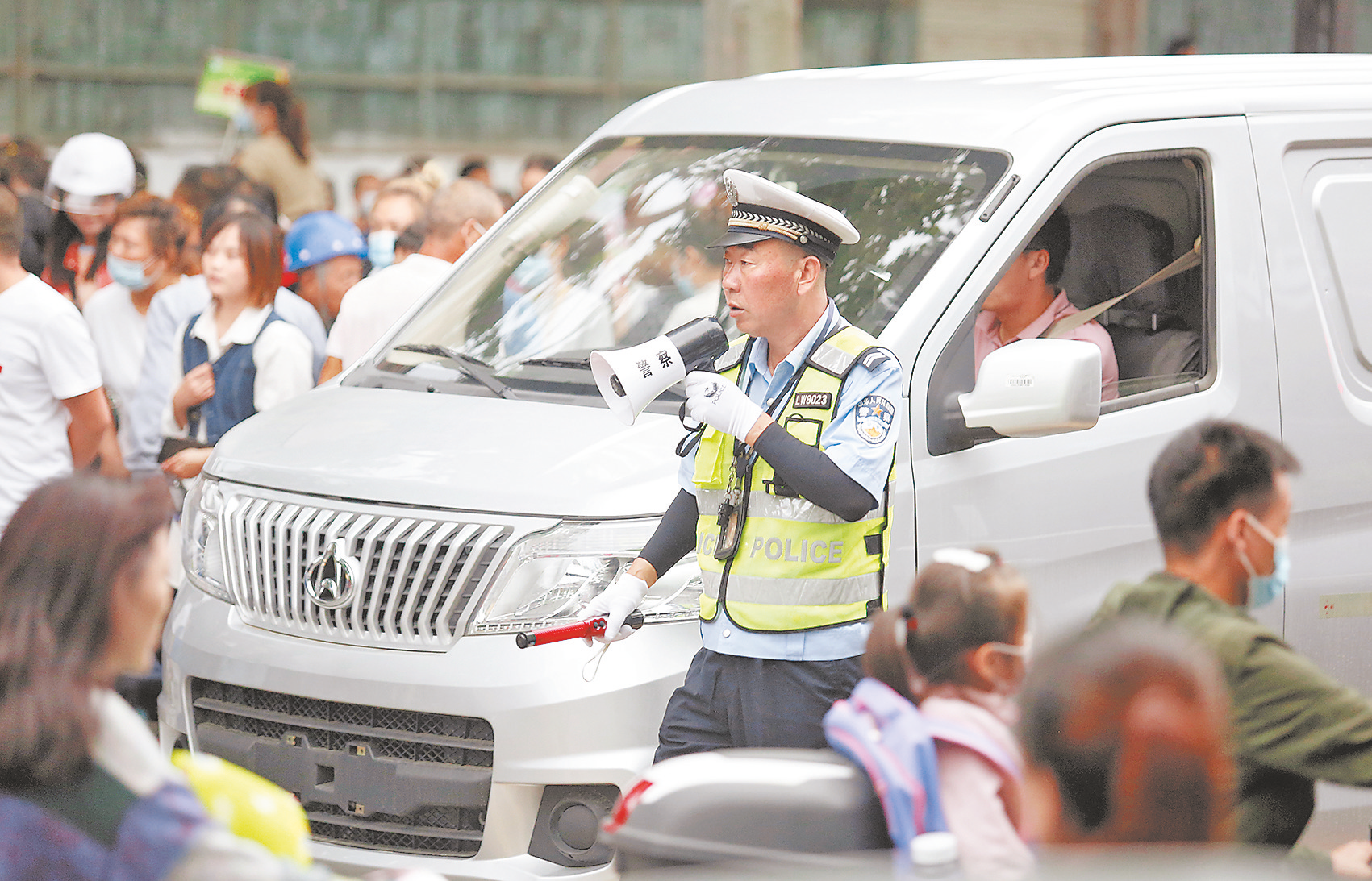 渭南市公安局交警支队多措并举破解中心城区校园周边交通拥堵问题