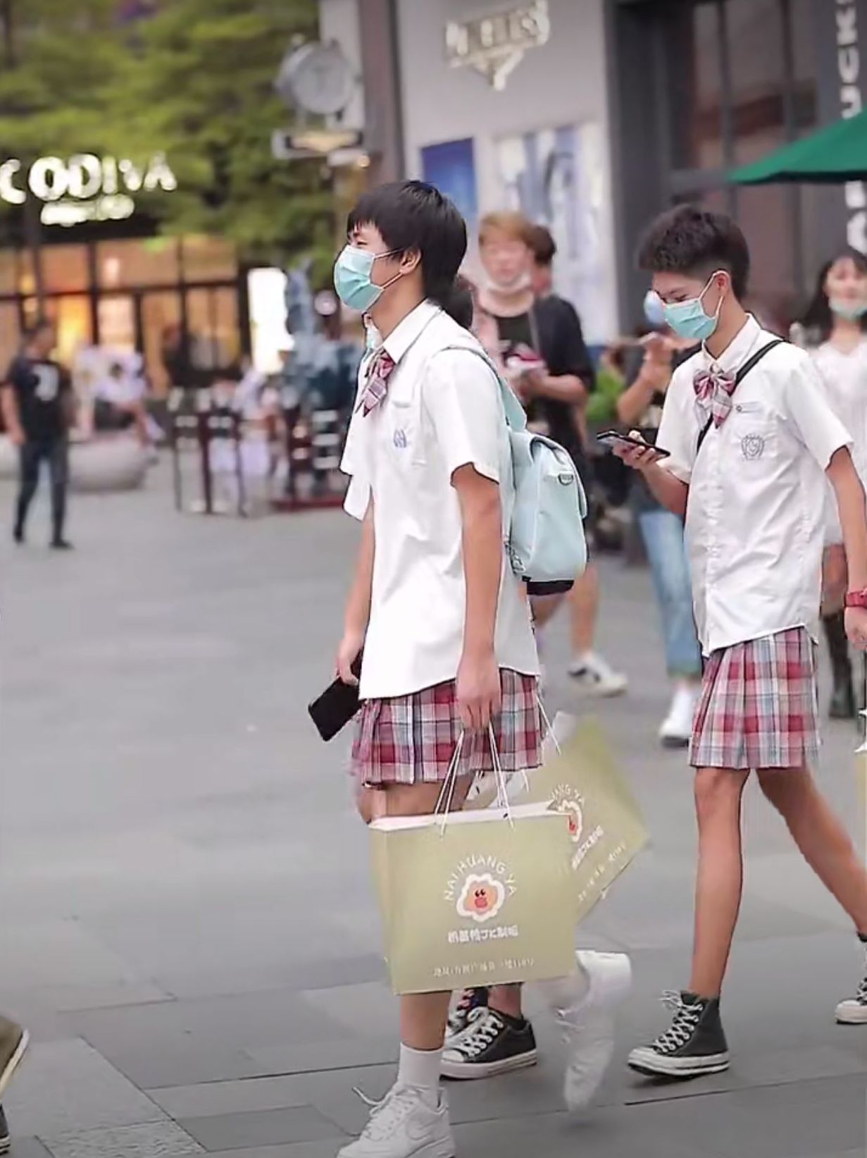 一群男生穿"jk裙"走大街,路人觉得很奇怪,圈内人却觉得很酷