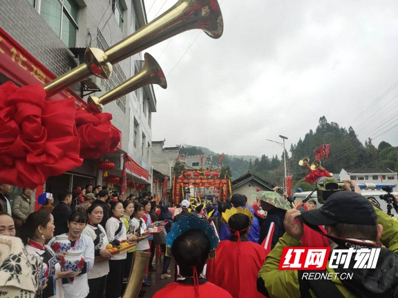 古丈县岩头寨镇成功举办苗族跳香节