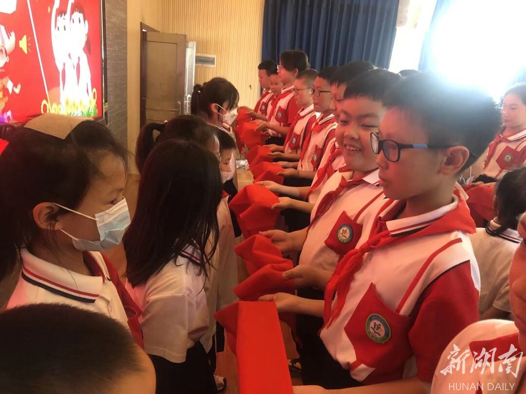 祁阳市长虹街道明德小学隆重举行新少先队员入队仪式