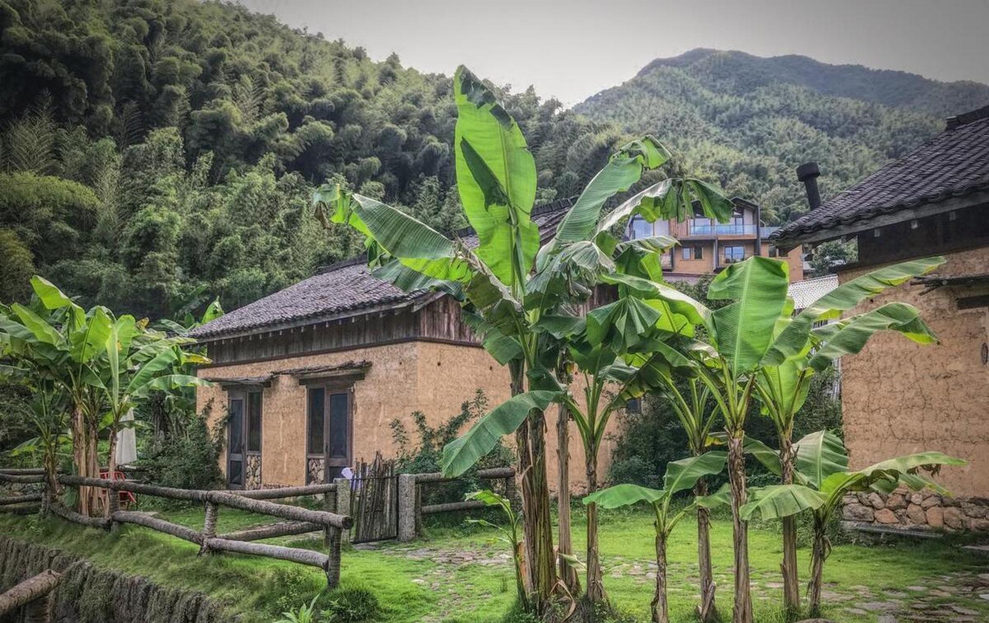 那个村叫朱湾,村里人大多数姓朱,说起来,人人都沾亲带故.