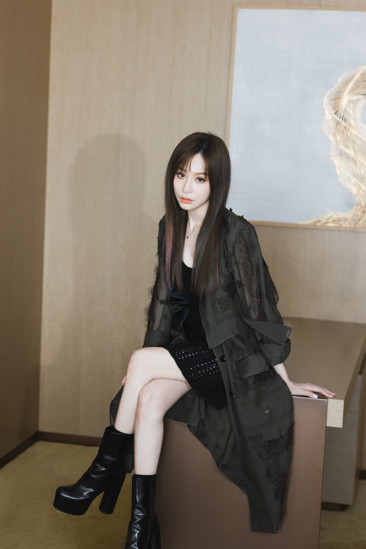 王心凌时尚穿搭 内里针织镂空吊带连衣裙搭配墨绿外套展精致生活