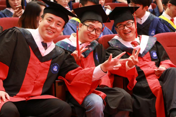 红黑学士服是什么学位