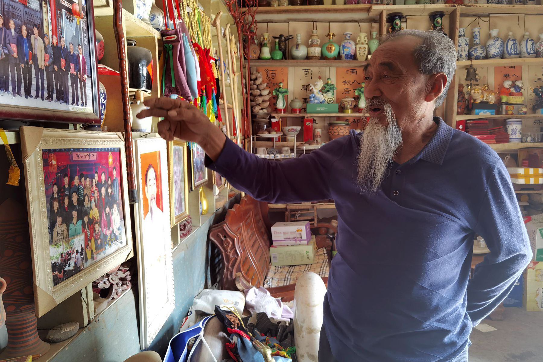 7旬老人用"鬼见愁"做龙头拐杖,2万也不卖,看看啥样