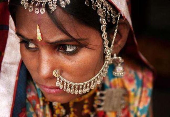 印度女匪首普兰黛维:11岁嫁人,18岁遭多人侮辱后,看她如何反击