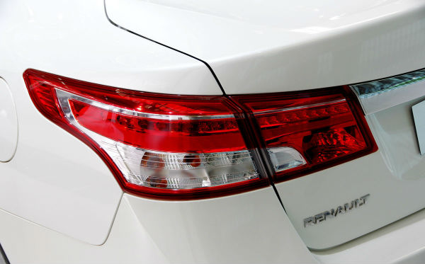 汽车尾灯一直亮怎么办?车尾灯一直亮怎么关闭