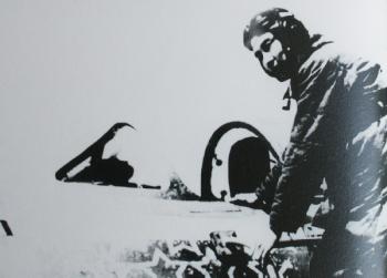 战斗英雄王海与涂着九颗红星的战机